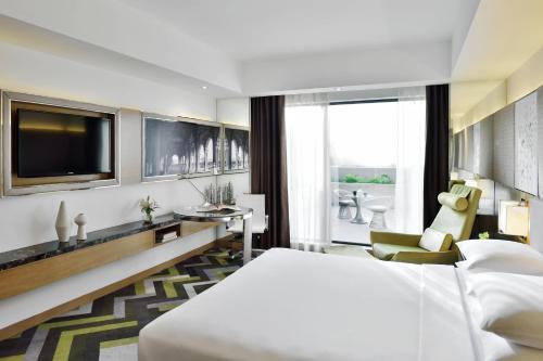 阿格拉阿格拉万怡酒店的酒店客房,配有床和电视