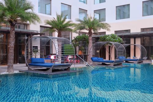 阿格拉阿格拉万怡酒店的两把椅子和一个游泳池