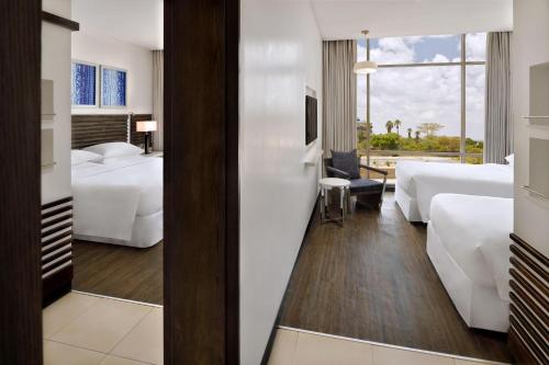 内罗毕内罗毕机场福朋喜来登酒店 的酒店客房设有两张床和窗户。