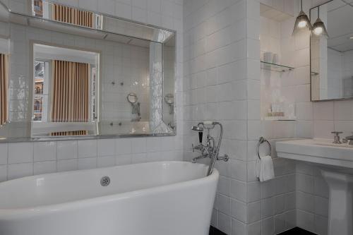 伦敦伦敦格莱特北喜达屋豪华精选酒店的白色的浴室设有浴缸和水槽。