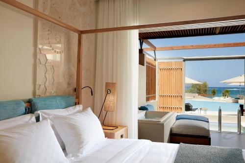 加藤-达拉特索圆顶诺鲁哈尼亚傲途格精选成人酒店的一间卧室配有一张床,享有海景