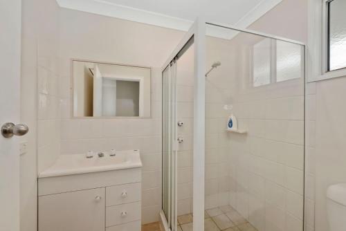 阿瑞瓦瑞Lens Retreat的带淋浴和盥洗盆的白色浴室
