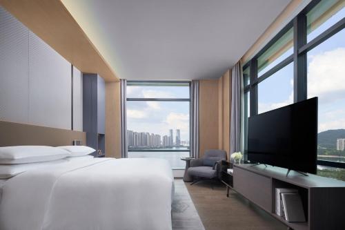 长沙长沙万豪行政公寓的酒店客房设有两张床和一台平面电视。