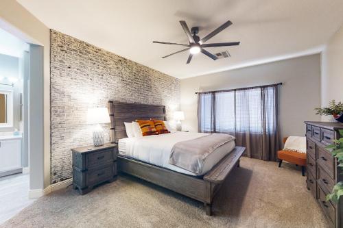 Sun LakesRiviera Retreat的一间卧室设有一张床和砖墙