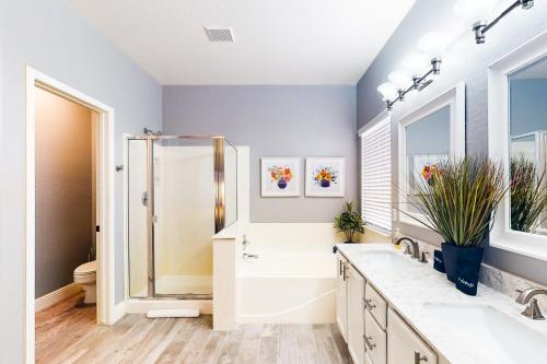 Sun LakesRiviera Retreat的带淋浴、盥洗盆和卫生间的浴室
