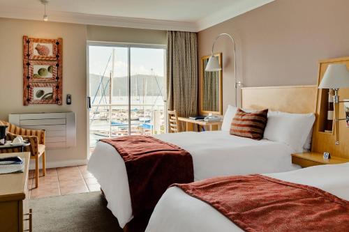 克尼斯纳普罗蒂亚万豪Protea酒店的酒店客房设有两张床和一个阳台。
