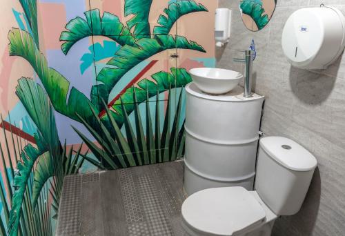 塔甘加Hostel Nirvana Taganga的一间带卫生间和壁画的浴室