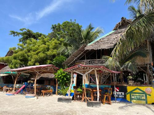 公主港Bamboo Nest Beachfront Floating Tent的海滩上设有椅子和游乐场