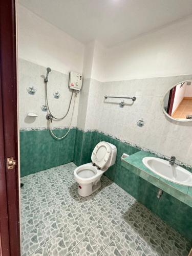 波普托Bophut residence & House的带淋浴、卫生间和盥洗盆的浴室