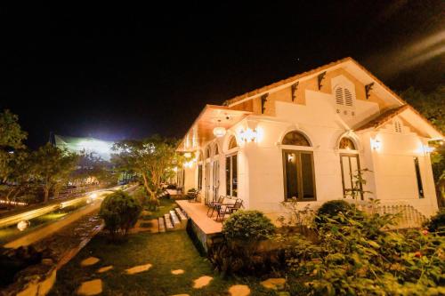 宁平Hoa Lu Garden Resort的夜晚街上灯火通明的白色房子