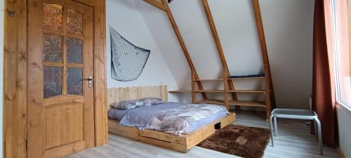 ArtanishArmenian Camp的一间卧室配有一张床和一扇木门