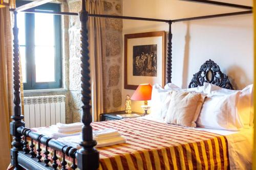 戈韦阿The Big House-grand comfort at Serra da Estrella的一间卧室配有一张黑色框架大床