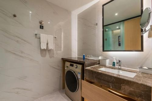 无锡无锡东亭博乐诗亚朵酒店的一间带水槽和洗衣机的浴室