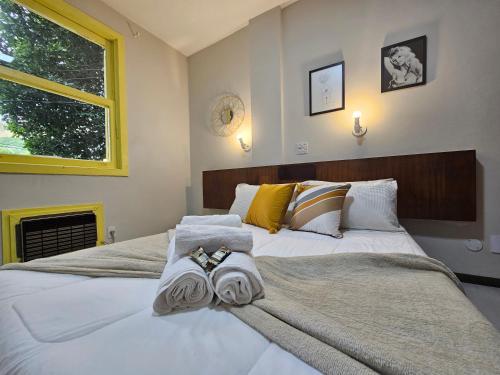 瓦索拉斯Hotel Princesinha do Café的卧室内两张并排的床