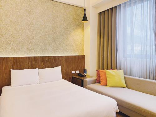太麻里曙光渡假酒店的酒店客房设有两张床和窗户。