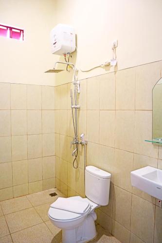 MendutPerta Prana Amarta的浴室配有白色卫生间和盥洗盆。