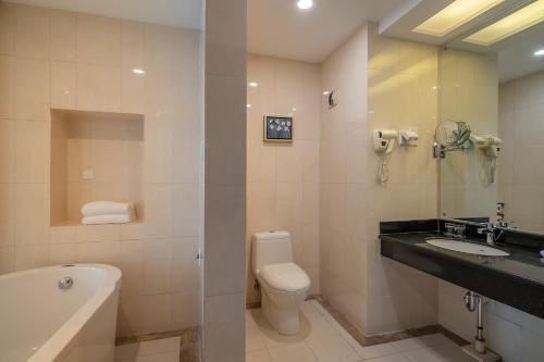 济南山东政协大厦维景酒店的浴室配有盥洗盆、卫生间和浴缸。