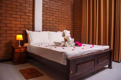 米瑞莎Villa Sol的床上放着大象和鲜花