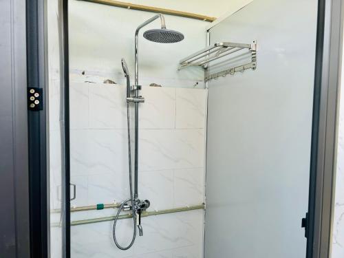 河江Majestic Hostel - Tour & Motorbike Rental的带淋浴的浴室,带玻璃门