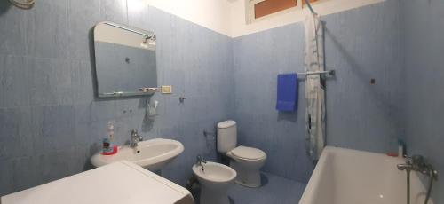 地拉那Enki's Guesthouse的一间带水槽、卫生间和镜子的浴室