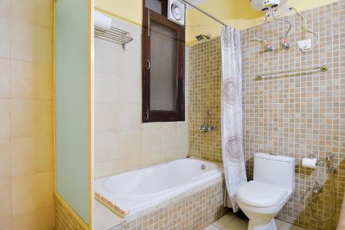 古尔冈BedChambers Serviced Apartments, Sushant Lok的一间带卫生间和浴缸的浴室