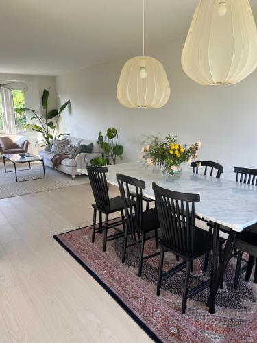 哥德堡Villa nära till natur och stan的一间带桌椅的用餐室