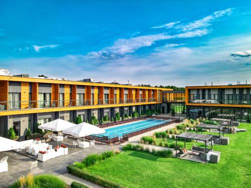SochocinHotel Bonifacio SPA&SPORT Resort的一张酒店庭院的图片,里面设有一个游泳池