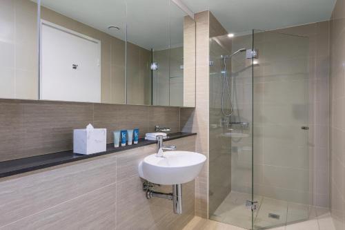 Meriton Suites Campbell Street, Sydney的一间浴室