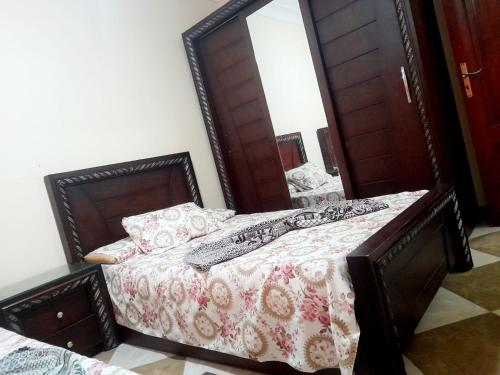 马特鲁港برج قصر السعد خلف فندق الفرسان مباشره的一间卧室配有一张床和一面大镜子