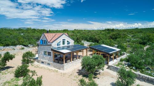 贝蒂纳Villa Maris的享有房子的空中景色,上面设有太阳能电池板