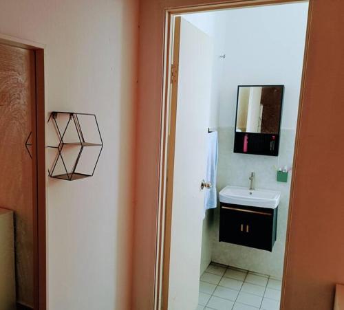 加影Tenang Retreat Holiday Home的一间带水槽和镜子的浴室