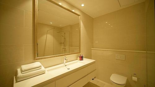 拉多维奇Lustica Bay Apartment Honey By 2bhome的一间带水槽和镜子的浴室