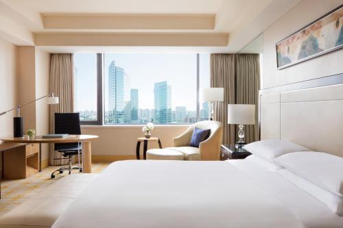 北京北京JW万豪酒店的配有一张床和一张书桌的酒店客房