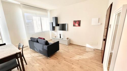 普拉托Appartamento Leonardo的客厅配有沙发和桌子