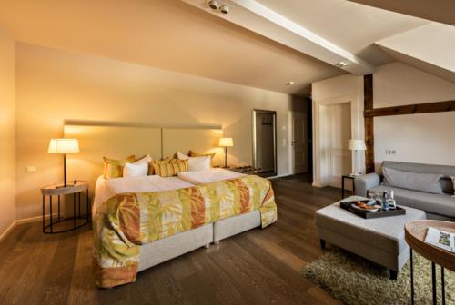 米兴多夫Hotel Zur Linde Dein Self Check In的酒店客房,配有床和沙发