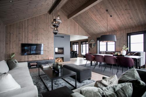 斯特兰达Strandafjellet Panorama Lodge - Large Cabin with Majestic Mountain View的客厅配有沙发和桌子