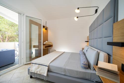 BagnaiaElbitat Homes的一间卧室设有一张床和一个大窗户