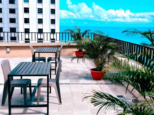西哈努克东方酒店的一个带两张桌子和椅子的庭院和大海