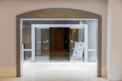东京新宿华盛顿酒店的一座带开放式门的Shinura洗涤店的入口