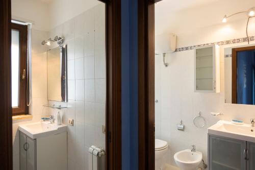 布林迪西Casa via materdomini的一间带两个盥洗盆和卫生间的浴室
