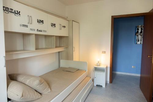 布林迪西Casa via materdomini的一间小卧室,配有床和床头柜