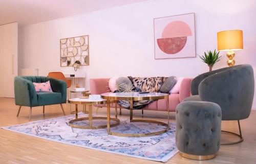 布鲁塞尔R213 Residences Botanique的客厅配有粉红色的沙发和椅子