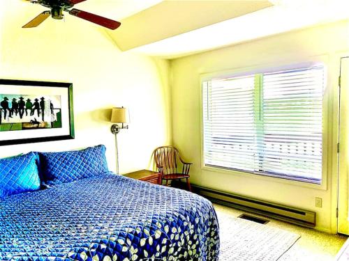 帕戈萨斯普林斯TALISMAN AMAZING VIEWS Walk to Uptown Sleeps 4的一间卧室设有蓝色的床和窗户。