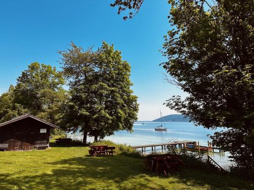 阿特湖畔努斯多夫勒克森霍夫旅馆的野餐桌和水中的小船