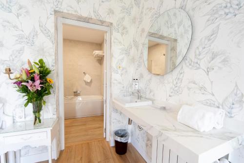 塞哥维亚Infanta Isabel by Recordis Hotels的一间带水槽和镜子的浴室