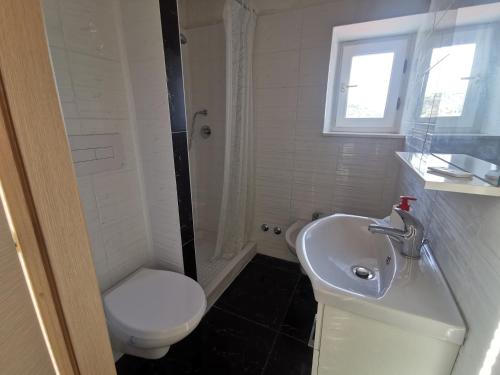兰恰诺La Luna's Home的白色的浴室设有卫生间和水槽。