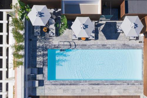 塞萨洛尼基塞萨洛尼基伊莱克特拉酒店的享有带遮阳伞的游泳池的顶部景致