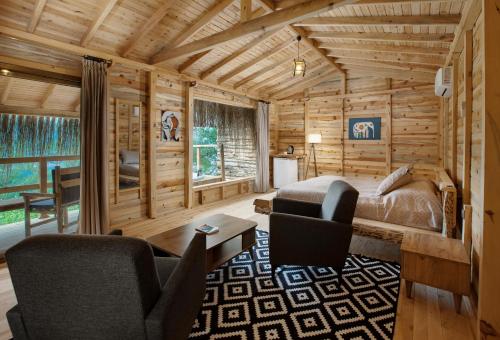 KızılcakayaFlavia Hotel的小木屋卧室配有床和椅子