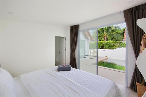 波普托Villa Lawana - by Sublime Samui Villas的卧室设有白色的床和大窗户