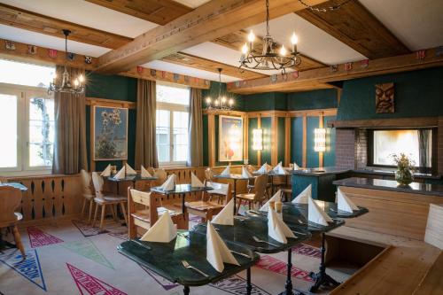 米伦Hotel Drei Berge的用餐室配有桌椅
